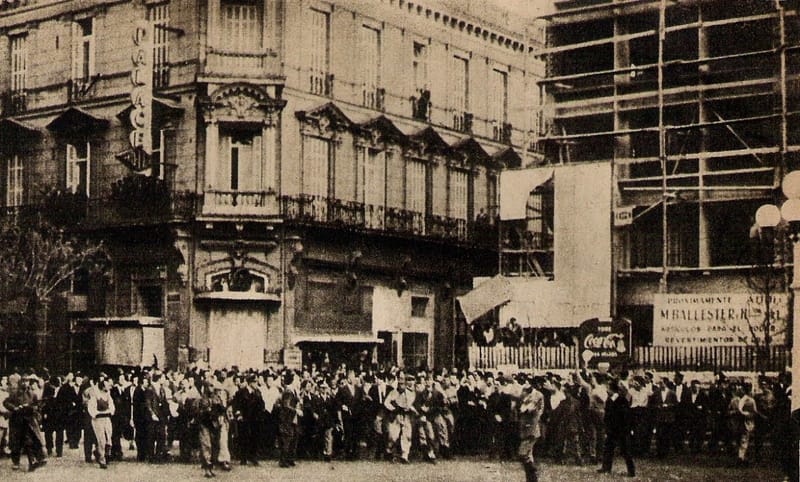 Atmósfera del centro rosarino en los años cuarenta · trabajadores en hora pico