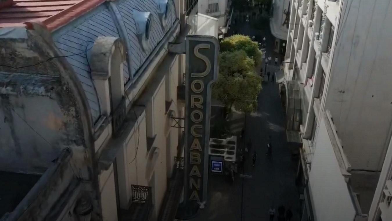 Vista aérea del cartel del Café Sorocabana sobre la peatonal Córdoba de Rosario